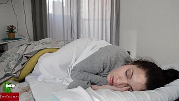 امرأة نائمة تطلب ديكًا من رجل يريده كسها الصغير