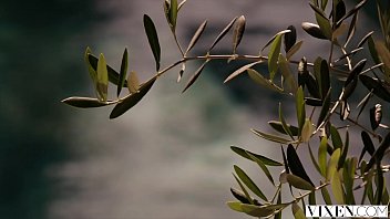 كانت السماء تمطر بالخارج وكانوا يمارسون الجنس في غرفة النوم