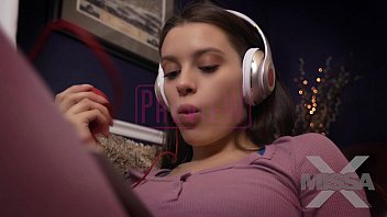 استمع إلى الموسيقى حتى تشعر بالرغبة في ممارسة الجنس مع أجمل فتى