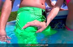 امرأة سمراء مارس الجنس في حوض السباحة وواحدة على الأريكة