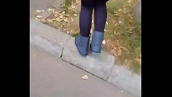 تدخل العاهرة من بوخارست البساتين لتمارس الحب مع أليكس