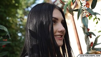 امرأة سمراء تمارس الجنس مع رجل عجوز