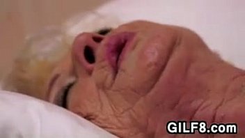 هذه الفتاة العجوز تجعلني أترك زوجتي إلى أي مدى هي جيدة في الديك