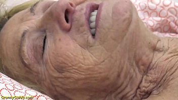 استغل مكنسة في سن 90 من قبل 25 عاما