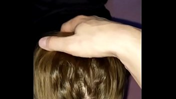 انه يمارس الجنس بقوة في كس على طفله اللطيف الذي يريده الديك