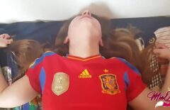 إسبانية ترتدي قميص فريق كرة القدم