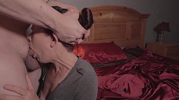 يضع الابن قضيبه في فم أمه